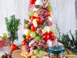 Albero di natale aperitivo con salumi formaggi e olive de Le Conserve Daune