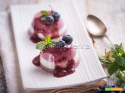 Budino con panna e mirtilli: un dolce morbido e gustoso