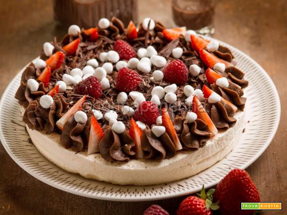 Torta pavlova al cioccolato e fragole, un dolce sontuoso per la festa del Papà