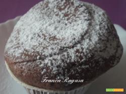 Muffin al cioccolato con il cuore di crema alle nocciole