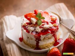 Semifreddo con meringhe e fragole, un dessert fresco per la Festa della Mamma