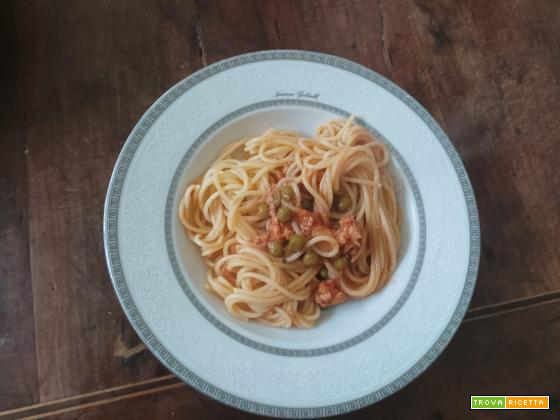 Spaghetti al tonno con piselli e pomodoro