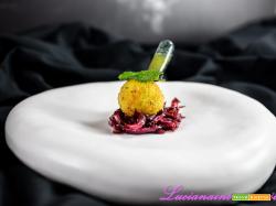Polpettina di baccalà su cipolle caramellate con melissa fritta e olio al prezzemolo