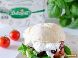 Panino con polpo pomodorini al forno e stracciatella Deliziosa