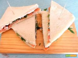 Tramezzini al salmone, philadelphia e rucola