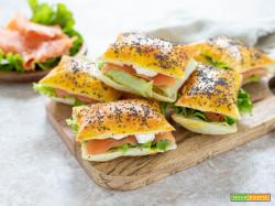 Panini di sfoglia con salmone affumicato