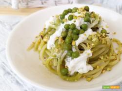 Spaghettoni in crema di piselli e stracciatella