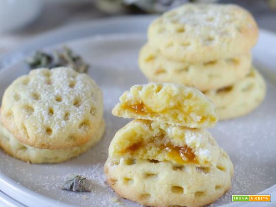 Biscotti ripieni di confettura e mandorle con pasta frolla sablè e metodo classico
