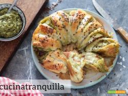 Ciambella sfogliata al pesto con ricotta e mortadella