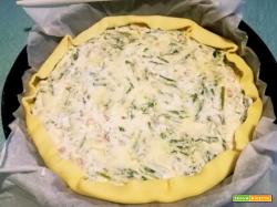 Torta salata con asparagi e pancetta