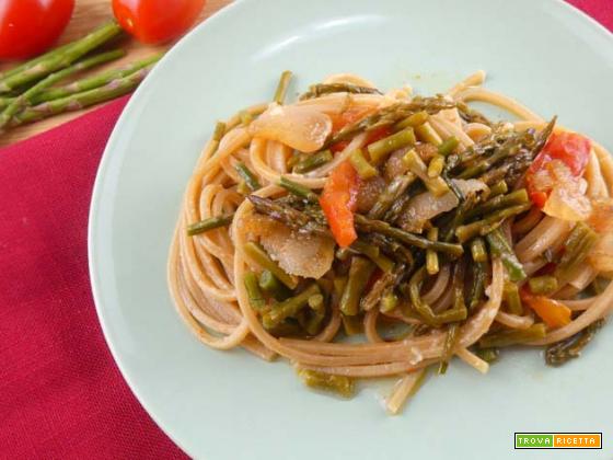 Spaghetti integrali con asparagi e pomodorini