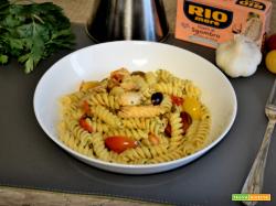 Pasta con sgombro in scatola, pomodorini e olive taggiasche: pronta in 30 minuti