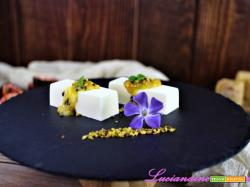 Panna cotta al pecorino con chutney al passion fruit