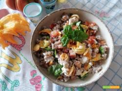 Insalata di grano saraceno con pomodori ricotta e fiori di zucca