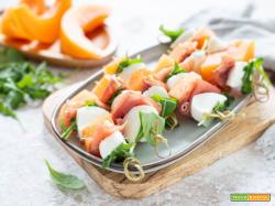 Spiedini di melone e prosciutto con mozzarella