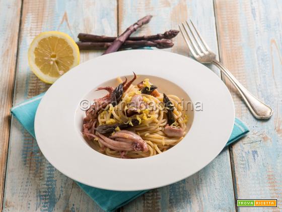 Spaghetti con asparagi e totani, un primo tra mare e terra