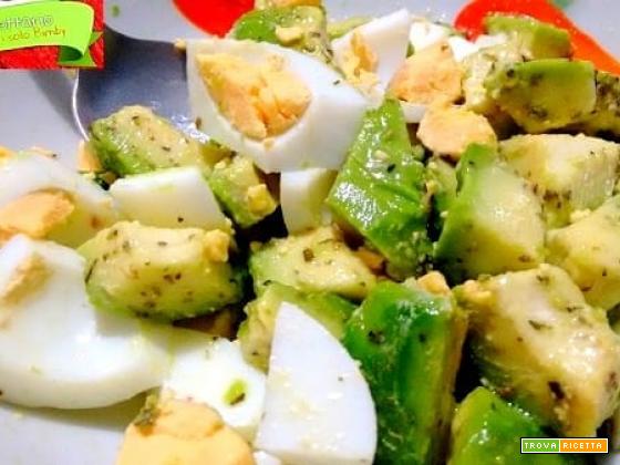 Insalata di avocado e uova: ricetta veloce e ricca di proteine