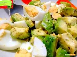 Insalata di avocado e uova: ricetta veloce e ricca di proteine