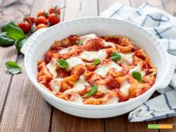 Pizza di pane carasau con pomodoro e mozzarella