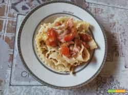 Reginette con salmone affumicato e pomodorini