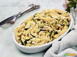 Pasta fredda con zucchine e feta