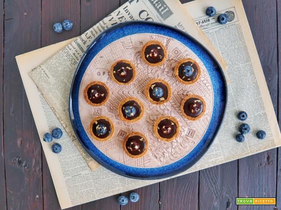 Minicrostatine con amarene e ganache al cioccolato