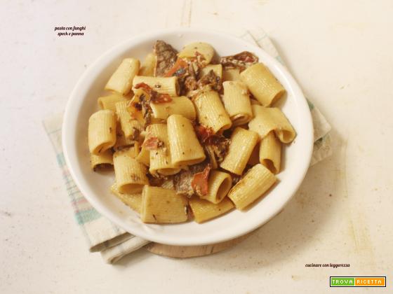 Pasta con funghi speck e panna