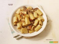 Pasta con funghi speck e panna