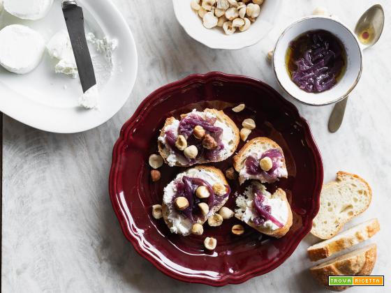 Crostino con Tomino, cipolle agrodolci e nocciole tostate