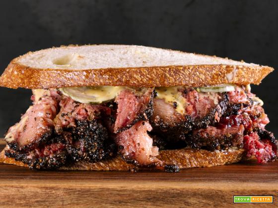 COS’È IL PASTRAMI? STORIA E DOVE MANGIARLO