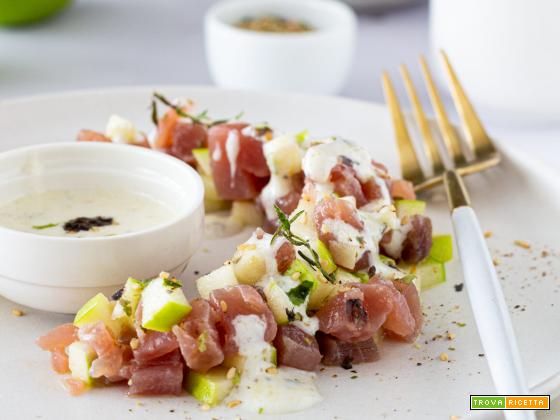 TARTARE DI TONNO CON MELE E YOGURT DI CAPRA