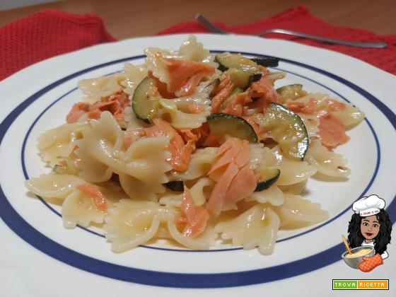 Pasta fredda zucchine e salmone