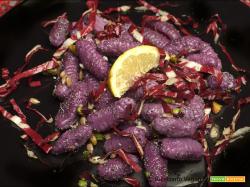 Gnocchi di batate dolci viola con semi vari