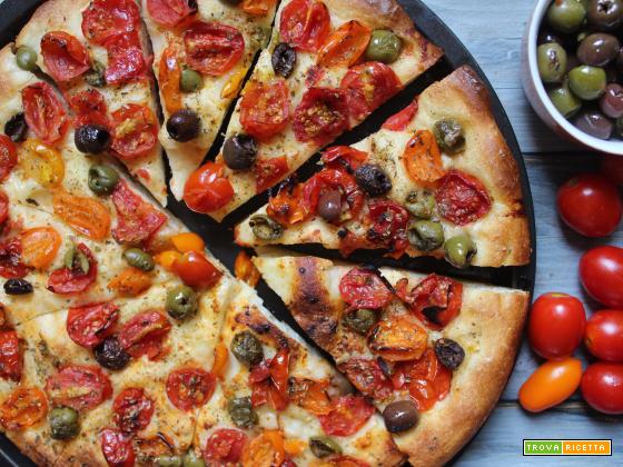 Focaccia barese, ricetta che profuma d’estate
