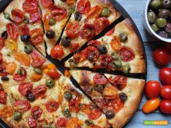 Focaccia barese, ricetta che profuma d’estate