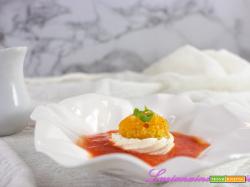 Uovo fritto su crema di formaggio e acqua di pomodoro
