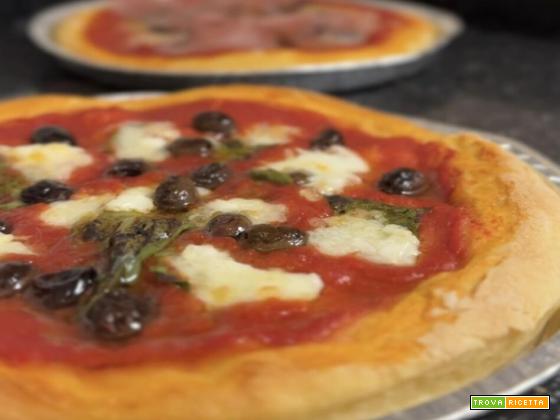 Pizza fatta in casa con farina di semola