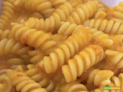 Pasta con crema di zucca e pomodorini