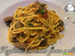 Tagliolini con tonno fresco e olive