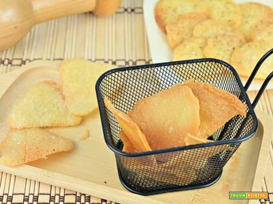 Chips di farina di ceci fatte in case al forno o in padella