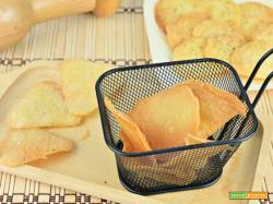Chips di farina di ceci fatte in case al forno o in padella
