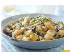 Gnocchi con funghi e rucola