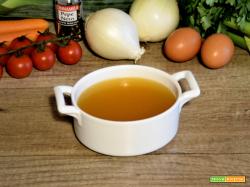 Consommé: la ricetta del tradizionale brodo chiarificato francese
