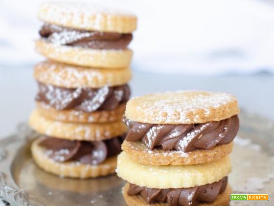 Biscotti di pasta frolla sablè con ganache al cioccolato montata