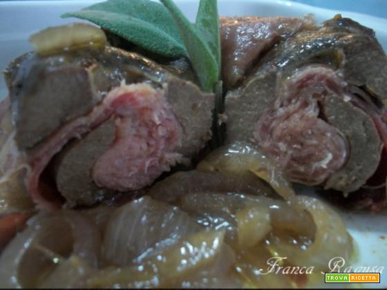 Involtini di fegato ripieni di speck su un letto di cipolla caramellata