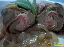 Involtini di fegato ripieni di speck su un letto di cipolla caramellata