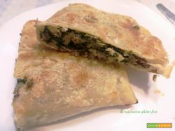 Calzone di pasta sfoglia ripieno di scarola