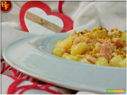 Gnocchetti al salmone affumicato panna e granella di pistacchi
