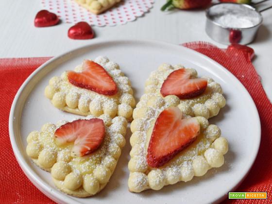 Crostatine con crema e fragole un guscio di frolla croccante che raccoglie una farcia super deliziosa!