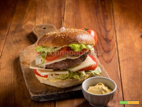 Cheeseburger valdostano con fontina, il panino che delizia